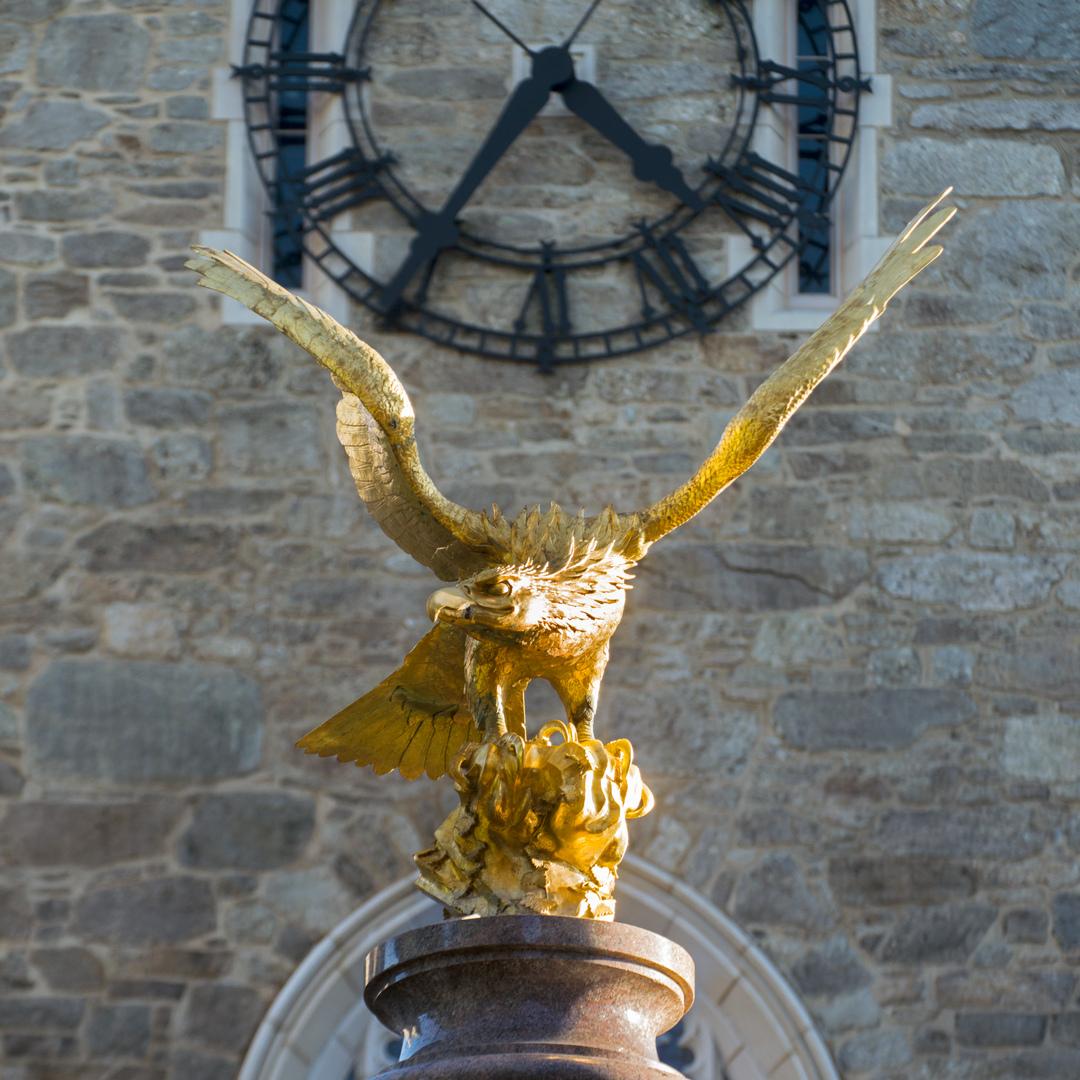 电子游戏软件's Gasson Hall eagle sculpture.